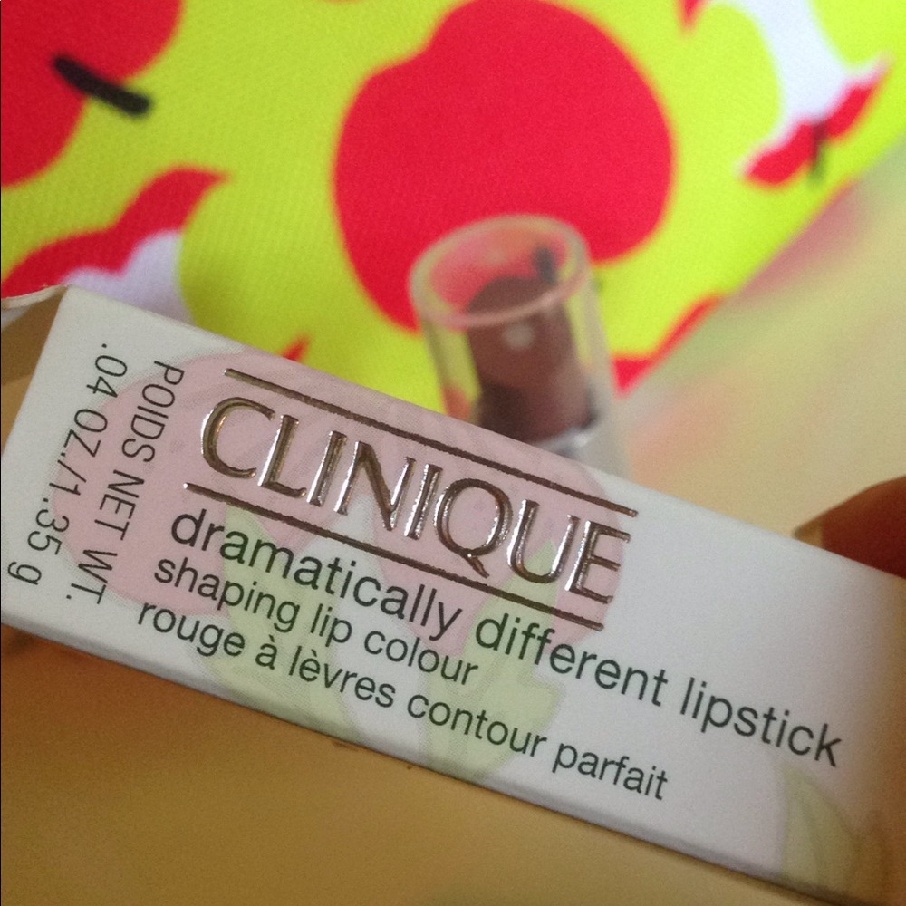 Clinique x DONALD Makeup Bag W/ Lipstick HOST PICK - Picture 5 of 5